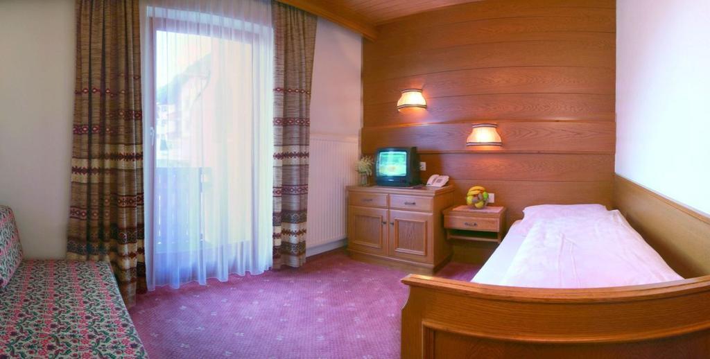 Hotel Garni Val-Sinestra Ischgl Szoba fotó